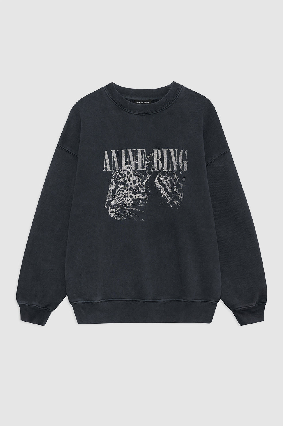 Anine Bing Spencer Sweatshirt Leopard – Washed Black sweatshirt med leopardprint og boxy cropped fit i 100% bomuld.
