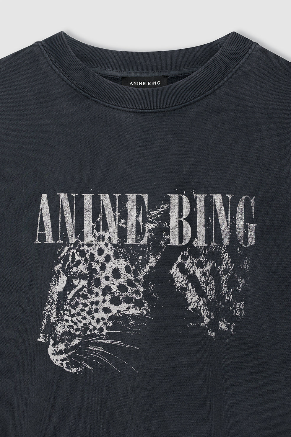 Anine Bing Spencer Sweatshirt Leopard – Washed Black sweatshirt med leopardprint og boxy cropped fit i 100% bomuld.
