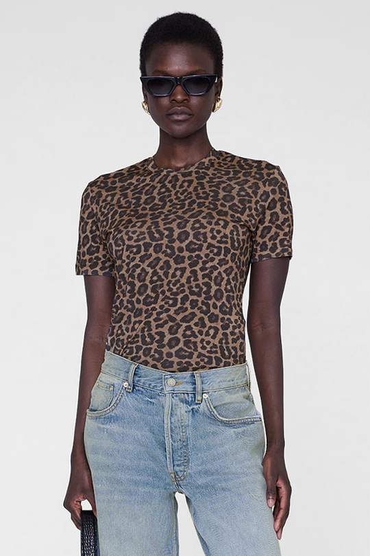 Anine Bing Sylvie Tee i Black & Brown Leopard – tætsiddende tee med rund hals, korte ærmer og vintage leopardprint i 80% Tencel/20% uld.
