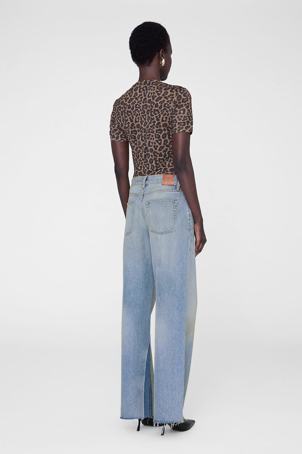 Anine Bing Sylvie Tee i Black & Brown Leopard – tætsiddende tee med rund hals, korte ærmer og vintage leopardprint i 80% Tencel/20% uld.
