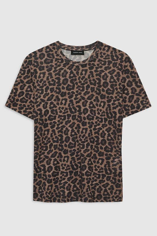 Anine Bing Sylvie Tee i Black & Brown Leopard – tætsiddende tee med rund hals, korte ærmer og vintage leopardprint i 80% Tencel/20% uld.
