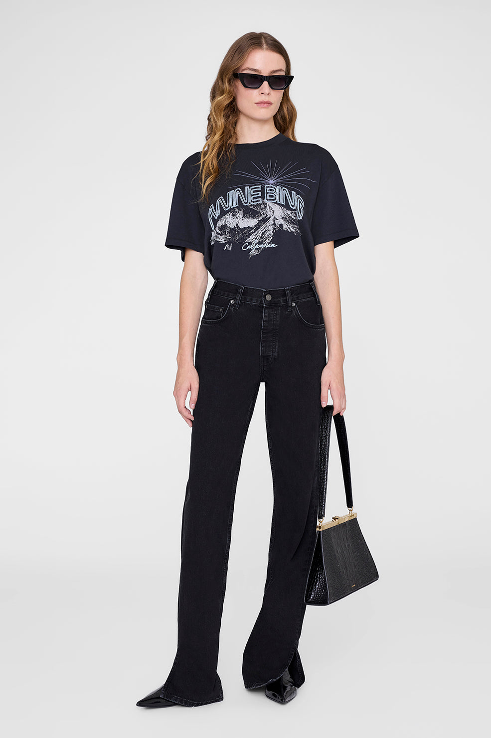 Anine Bing Walker Tee California i Vintage Black – T-shirt i 100% bomuld med rund hals og grafisk California-print.
