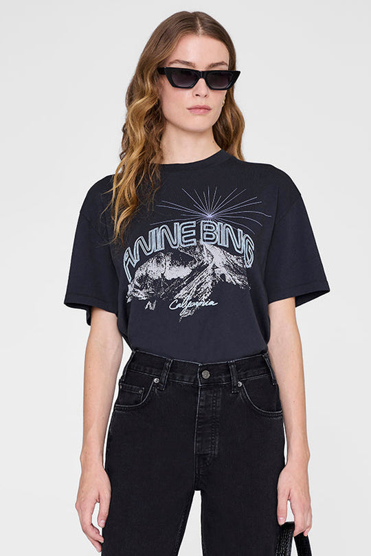 Anine Bing Walker Tee California i Vintage Black – T-shirt i 100% bomuld med rund hals og grafisk California-print.
