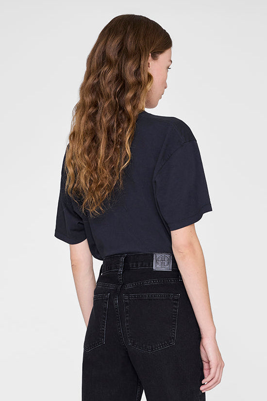 Anine Bing Walker Tee California i Vintage Black – T-shirt i 100% bomuld med rund hals og grafisk California-print.
