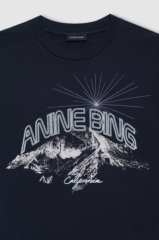 Anine Bing Walker Tee California i Vintage Black – T-shirt i 100% bomuld med rund hals og grafisk California-print.
