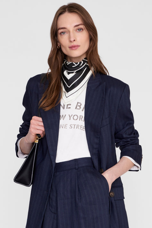 Anine Bing York Scarf AB silketørklæde med monogramprint.