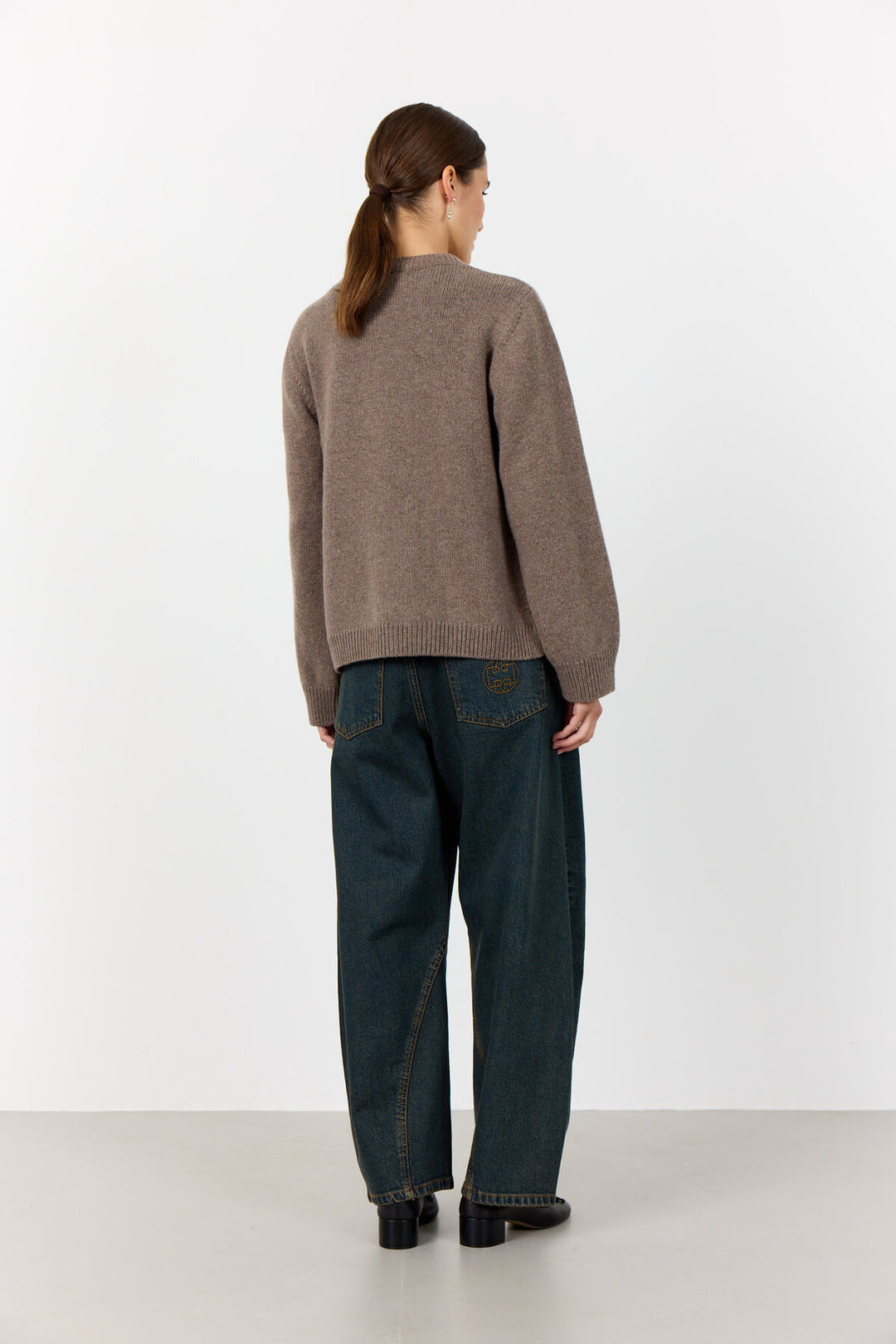 Levete Room LR-Perle 9 Cardigan i Walnut, strikket i merinould og cashmere med rund hals og knaplukning.