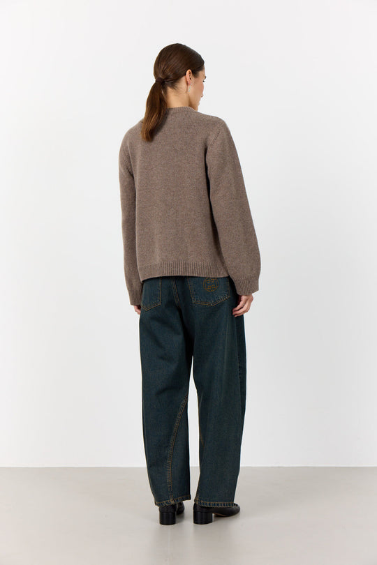 Levete Room LR-Perle 9 Cardigan i Walnut, strikket i merinould og cashmere med rund hals og knaplukning.