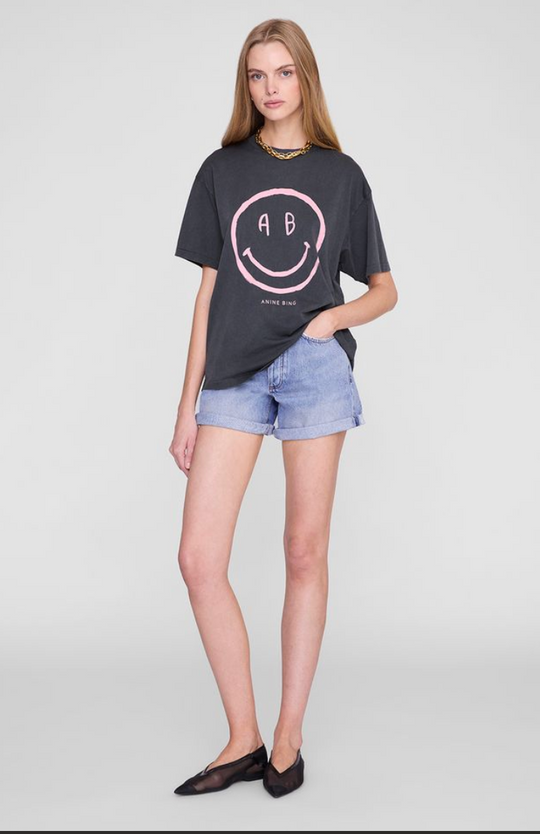 ANINE BING Cade Tee Smiley i grå med smiley-print og grafisk rygprint.