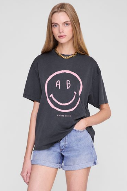 ANINE BING Cade Tee Smiley i grå med smiley-print og grafisk rygprint.