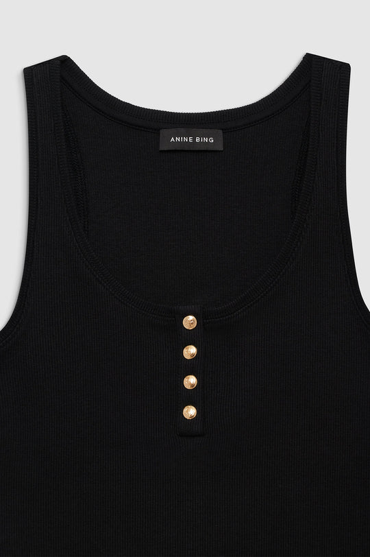 Anine Bing Alessia Tank – ribbet tanktop i bomuldsblanding med guld-monogram knapper og afslappet pasform. 