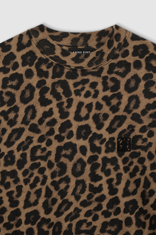 Anine Bing Avi Tee – oversized T-shirt i let 100% bomuld med leopardprint i sort og brun. Boxy pasform med forlænget længde for et moderne look.