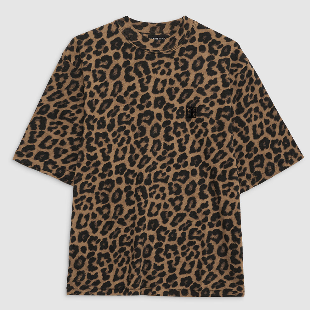 Anine Bing Avi Tee – oversized T-shirt i let 100% bomuld med leopardprint i sort og brun. Boxy pasform med forlænget længde for et moderne look.