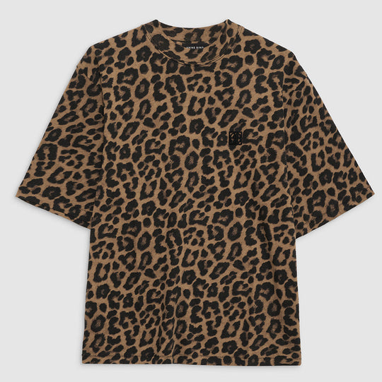 Anine Bing Avi Tee – oversized T-shirt i let 100% bomuld med leopardprint i sort og brun. Boxy pasform med forlænget længde for et moderne look.
