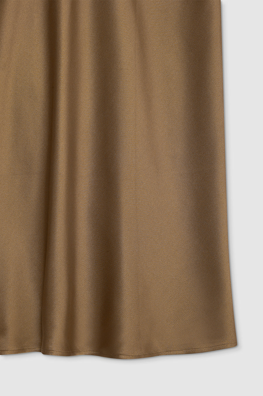 Anine Bing Bar Silk Skirt – luksuriøs midi-nederdel i 100% silke, højtaljet og skåret på skrå. 