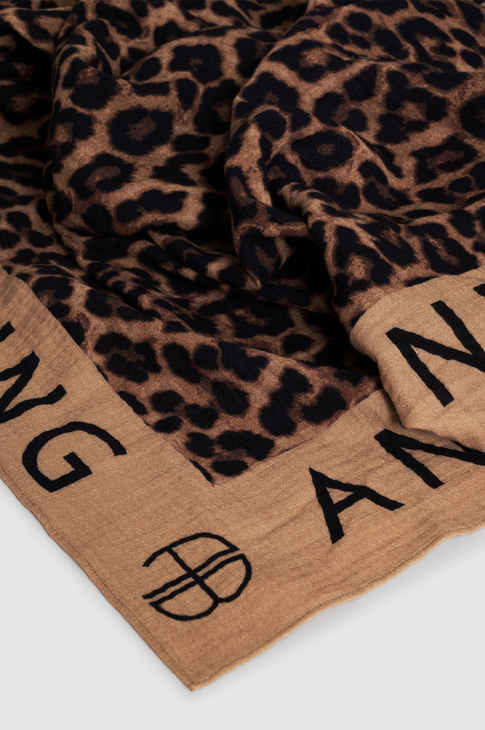 Anine Bing Eliza Sarong i leopardprint. 100% bomuldsgaze og luksuriøst beach accessory til sommerens strandture. 