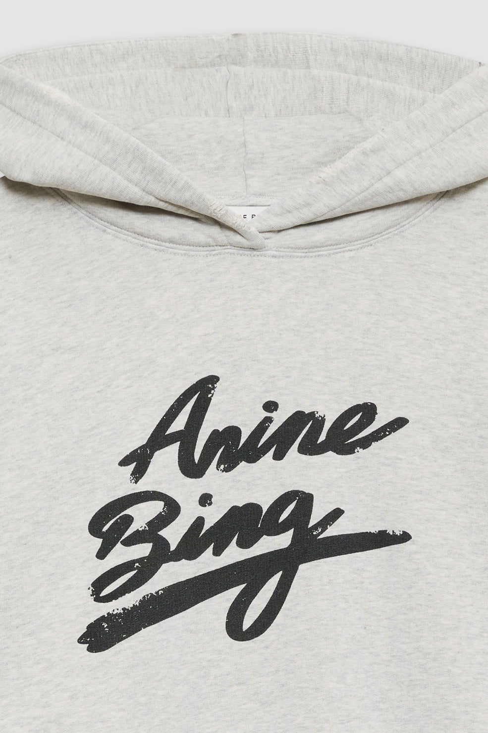 Anine Bing Harvey Sweatshirt i heather grey. Oversized hoodie med signaturgrafik, vintage-look og kængurulomme. Komfortabel og stilfuld på én gang.