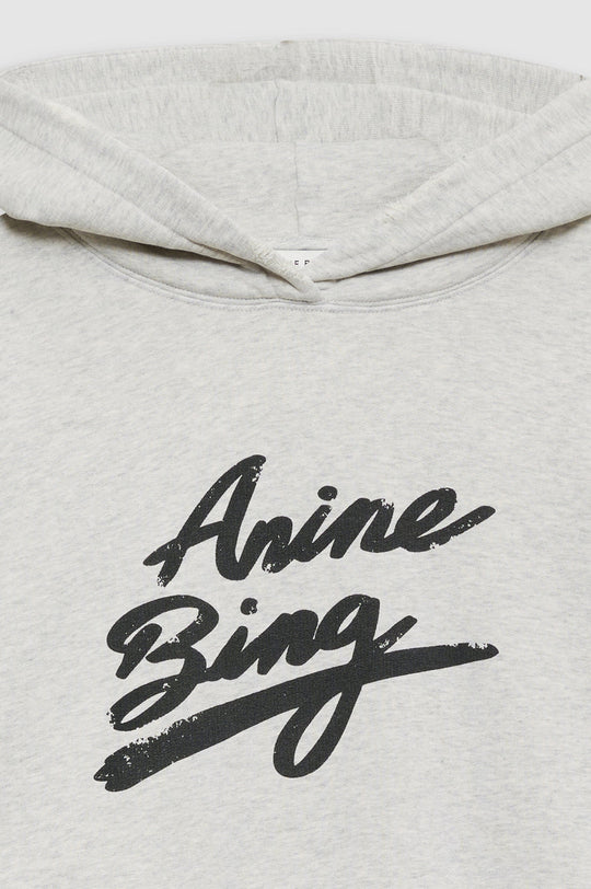 Anine Bing Harvey Sweatshirt i heather grey. Oversized hoodie med signaturgrafik, vintage-look og kængurulomme. Komfortabel og stilfuld på én gang.