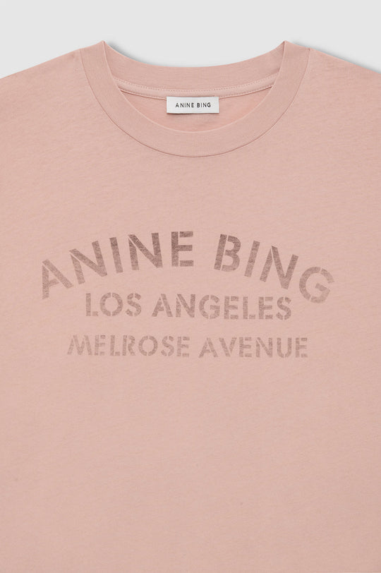ANINE BING Ivan Long Sleeve i washed blushed med Melrose Stencil-print og afslappet pasform.