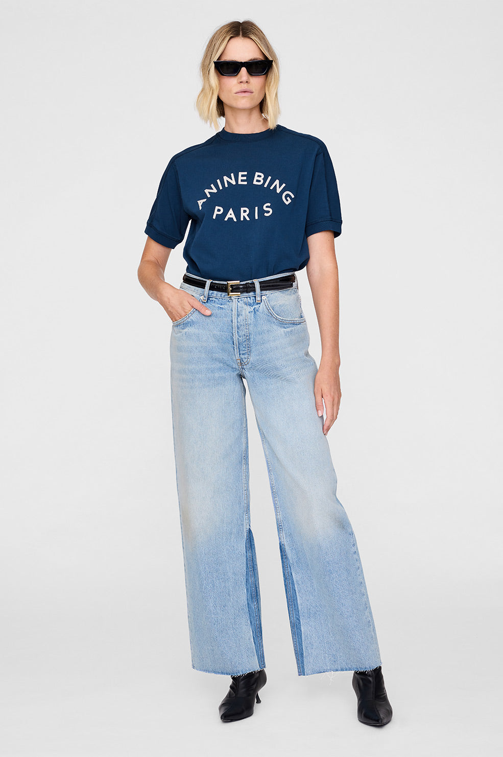 Anine Bing Jaylin Tee Paris i washed navy med boxy fit, raglanærmer og filtpatch. Lavet i kraftig 100 % bomuldsjersey – stilfuld og komfortabel.