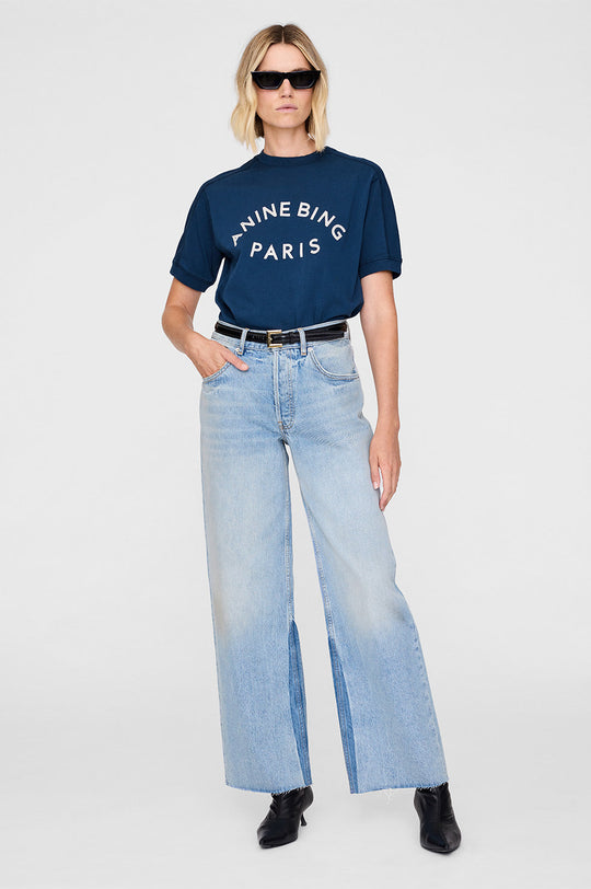 Anine Bing Jaylin Tee Paris i washed navy med boxy fit, raglanærmer og filtpatch. Lavet i kraftig 100 % bomuldsjersey – stilfuld og komfortabel.