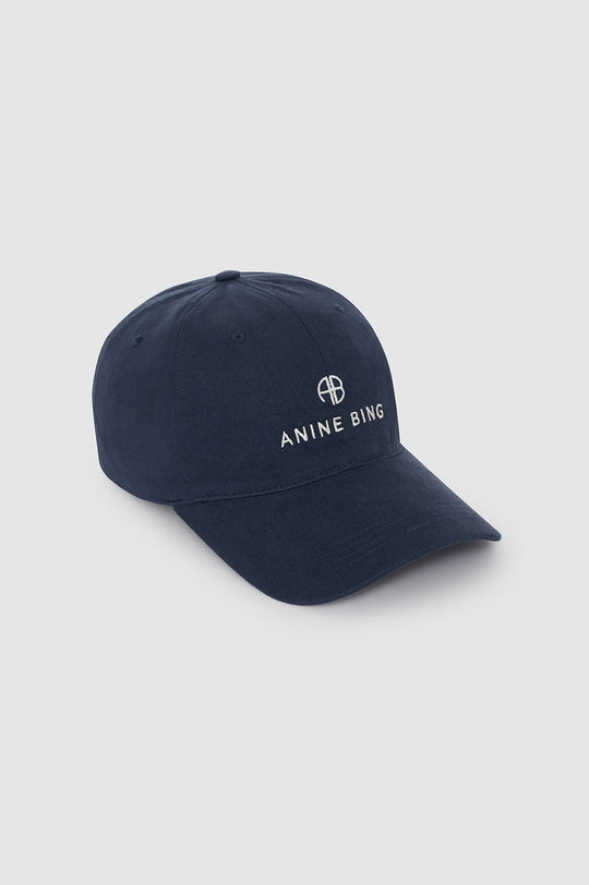 Anine Bing kasket i washed navy med broderet logo. 