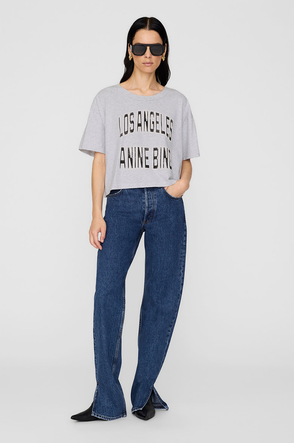 Johnny Cropped Tee fra Anine Bing – grå T-shirt med vintage LA-print og rå detaljer. Cropped pasform og 100% bomuld. 