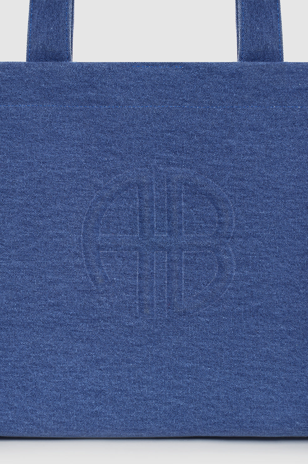 Anine Bing Lara Tote i cascade blue – rummelig canvas tote med sorte læderdetaljer, to håndtag og magnetlukning.