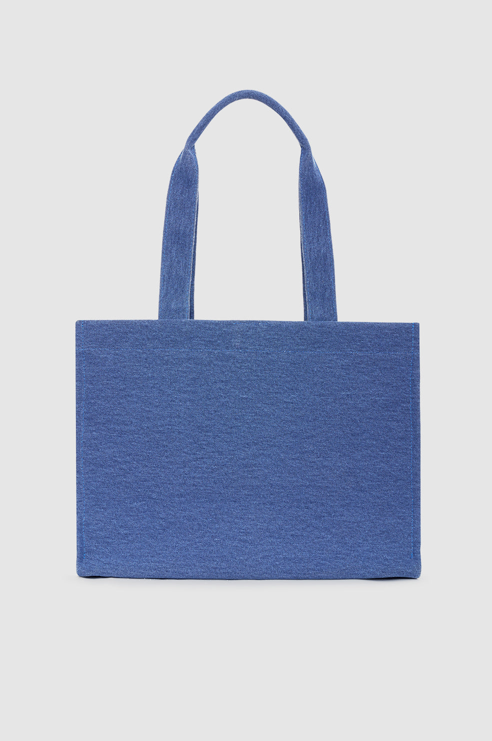 Anine Bing Lara Tote i cascade blue – rummelig canvas tote med sorte læderdetaljer, to håndtag og magnetlukning.