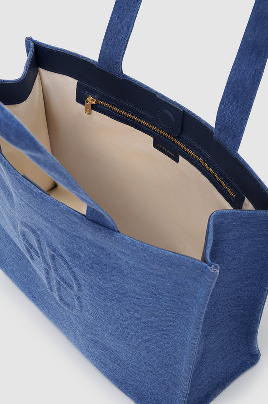 Anine Bing Lara Tote i cascade blue – rummelig canvas tote med sorte læderdetaljer, to håndtag og magnetlukning.