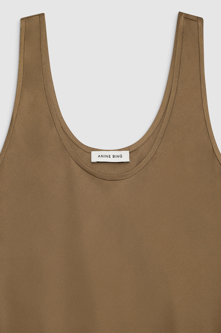 Anine Bing Lea Top – luksuriøs silketop med subtile draperinger og ren finish ved halsen. 