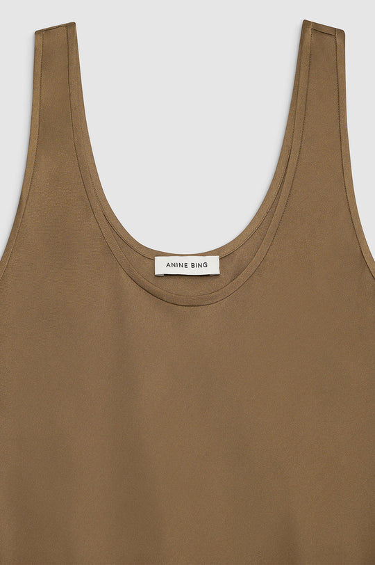 Anine Bing Lea Top – luksuriøs silketop med subtile draperinger og ren finish ved halsen. 
