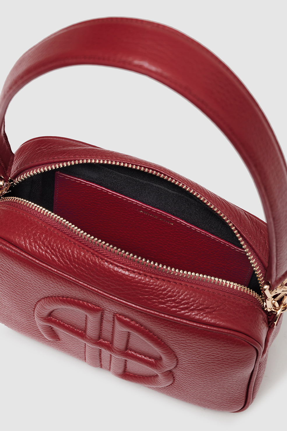 Anine Bing Lili Bag – elegant håndtaske i blødt læder med aftagelige stropper, lynlåslukning og monogramdetalje. 