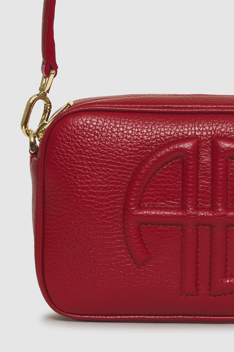 Anine Bing Lili Bag – elegant håndtaske i blødt læder med aftagelige stropper, lynlåslukning og monogramdetalje. 