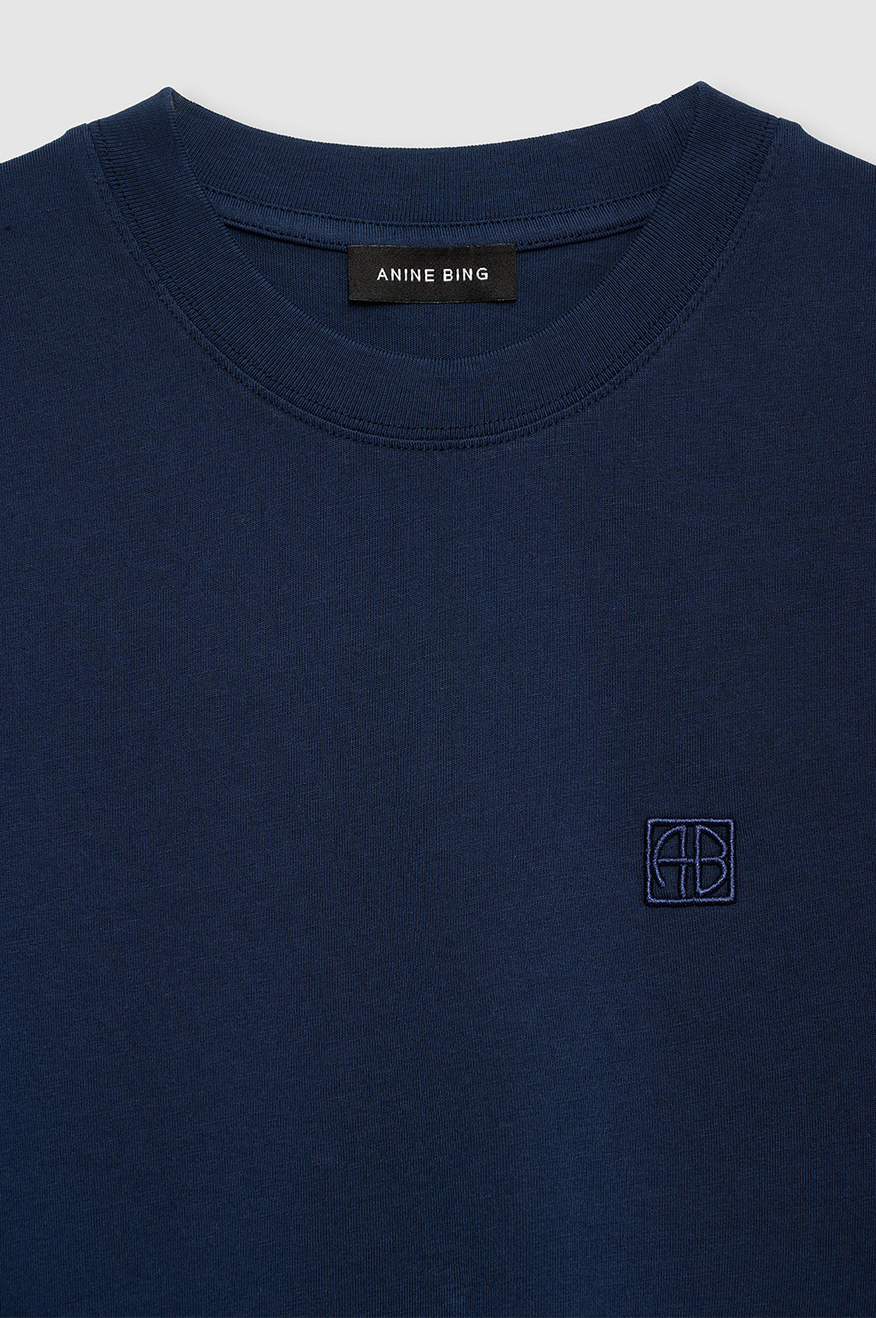 Anine Bing Lili Tee Monogram – oversize T-shirt i washed navy med broderet logo. Let bomuld og vintage vibe. 