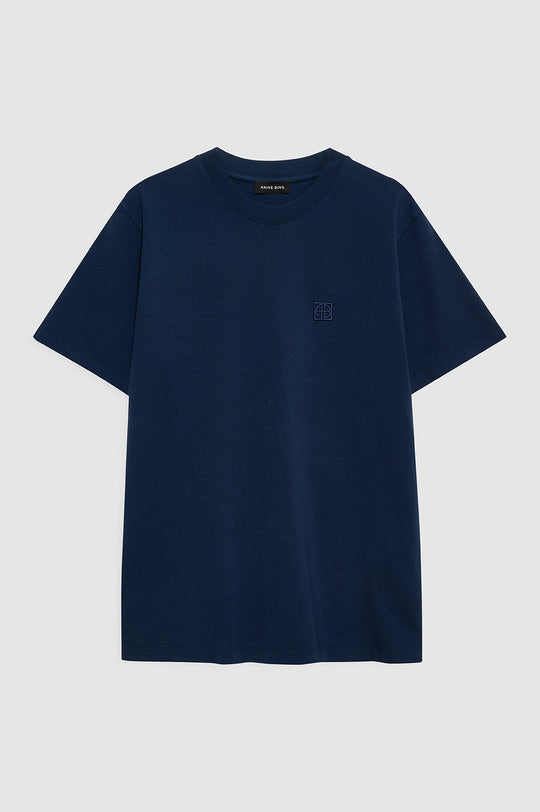 Anine Bing Lili Tee Monogram – oversize T-shirt i washed navy med broderet logo. Let bomuld og vintage vibe. 
