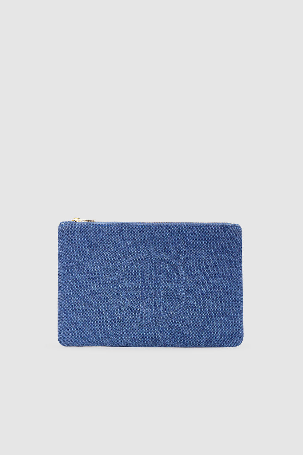 Anine Bing Lili Pouch i cascade blue – canvas pouch med lynlåslukning, sort monogramdetalje og indvendig slip-lomme.