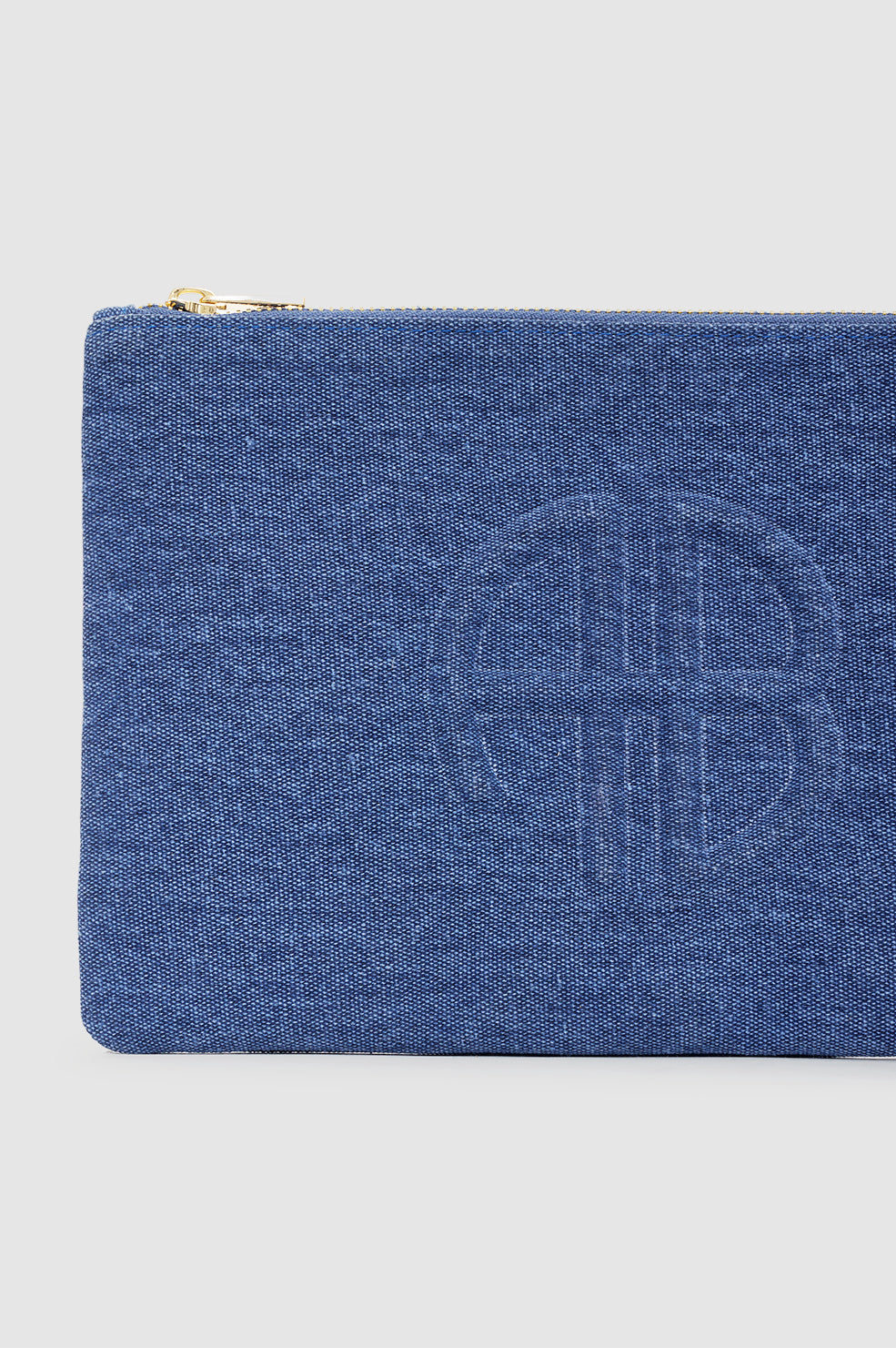 Anine Bing Lili Pouch i cascade blue – canvas pouch med lynlåslukning, sort monogramdetalje og indvendig slip-lomme.
