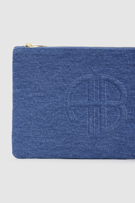 Anine Bing Lili Pouch i cascade blue – canvas pouch med lynlåslukning, sort monogramdetalje og indvendig slip-lomme.