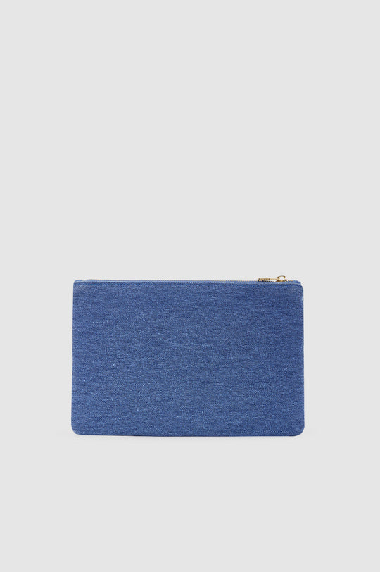 Anine Bing Lili Pouch i cascade blue – canvas pouch med lynlåslukning, sort monogramdetalje og indvendig slip-lomme.