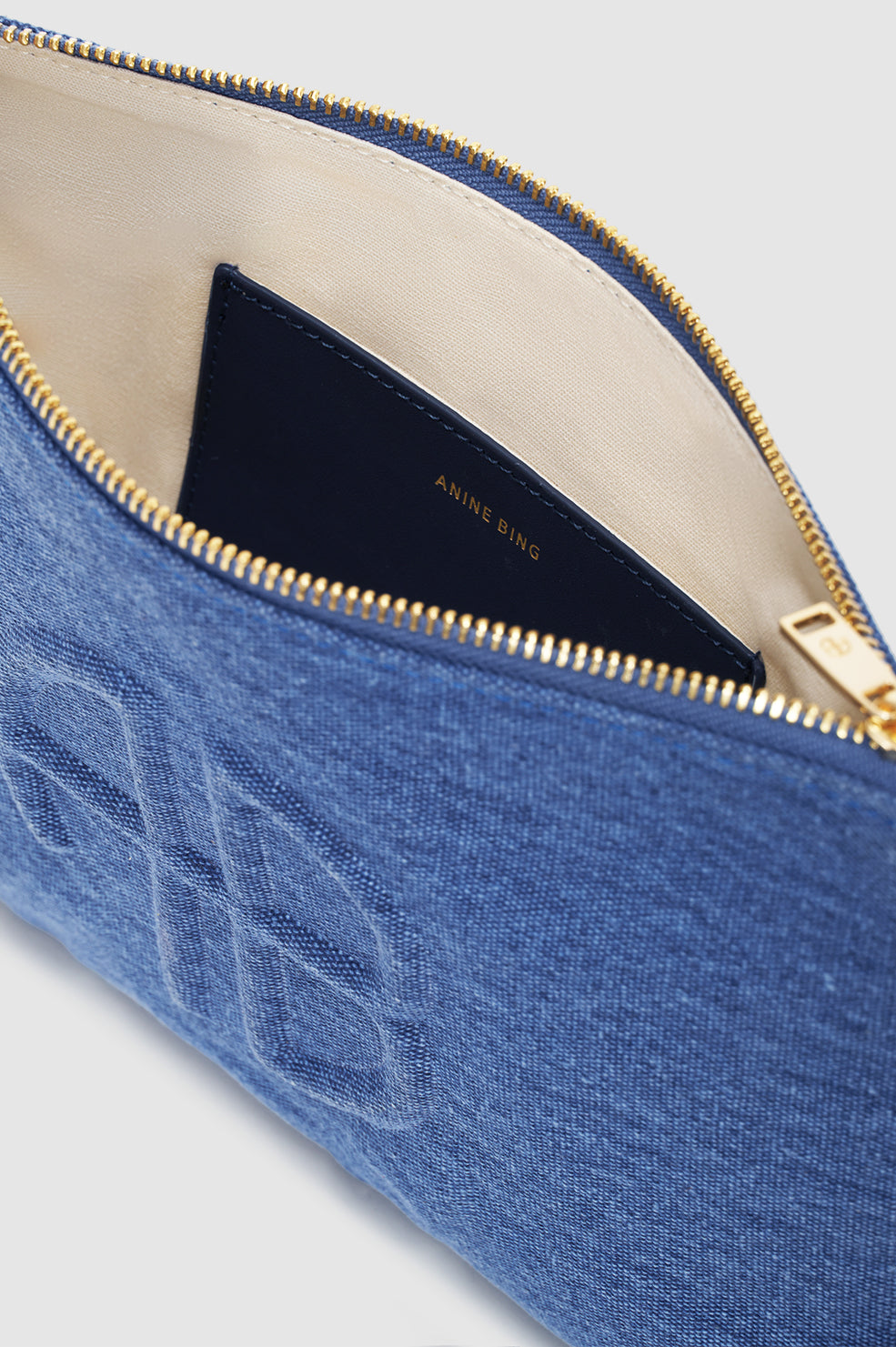 Anine Bing Lili Pouch i cascade blue – canvas pouch med lynlåslukning, sort monogramdetalje og indvendig slip-lomme.