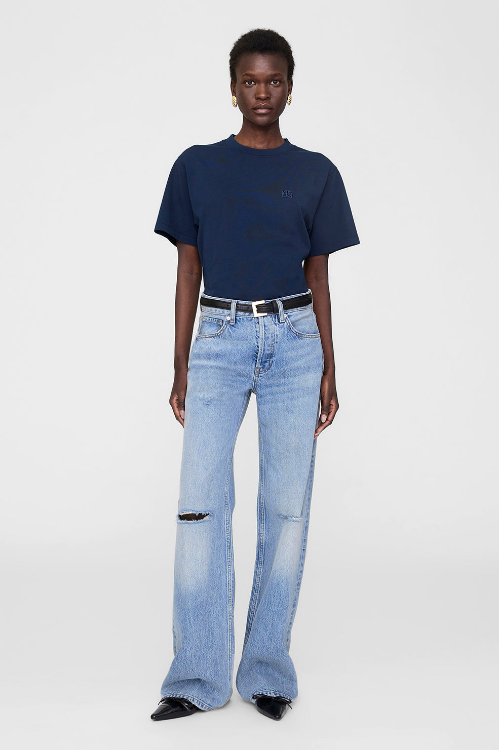 Anine Bing Lili Tee Monogram – oversize T-shirt i washed navy med broderet logo. Let bomuld og vintage vibe. 