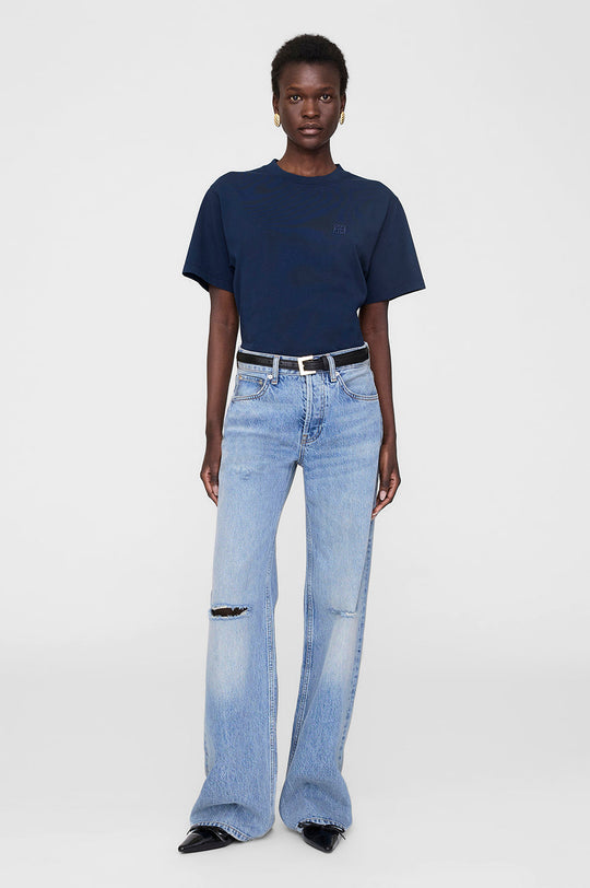 Anine Bing Lili Tee Monogram – oversize T-shirt i washed navy med broderet logo. Let bomuld og vintage vibe. 