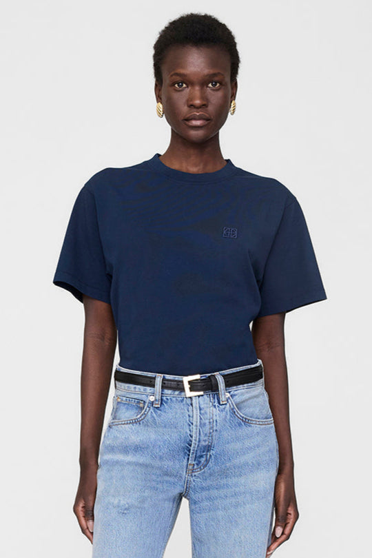 Anine Bing Lili Tee Monogram – oversize T-shirt i washed navy med broderet logo. Let bomuld og vintage vibe. 