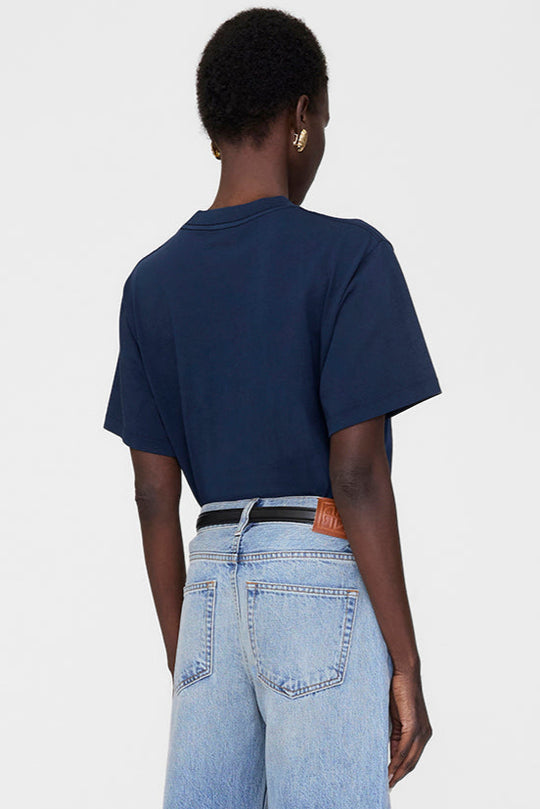 Anine Bing Lili Tee Monogram – oversize T-shirt i washed navy med broderet logo. Let bomuld og vintage vibe. 