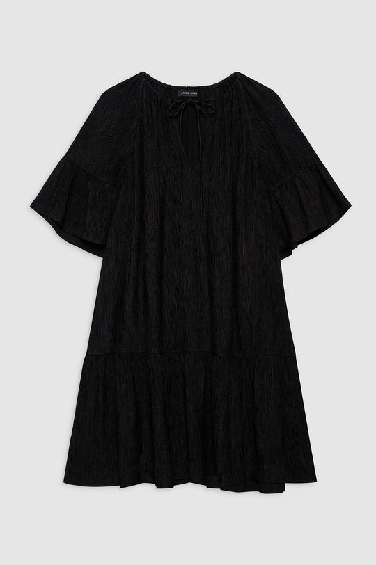 Anine Bing Lolita Dress – en elegant sort minikjole i plisseret strik med justerbar bindedetalje. 