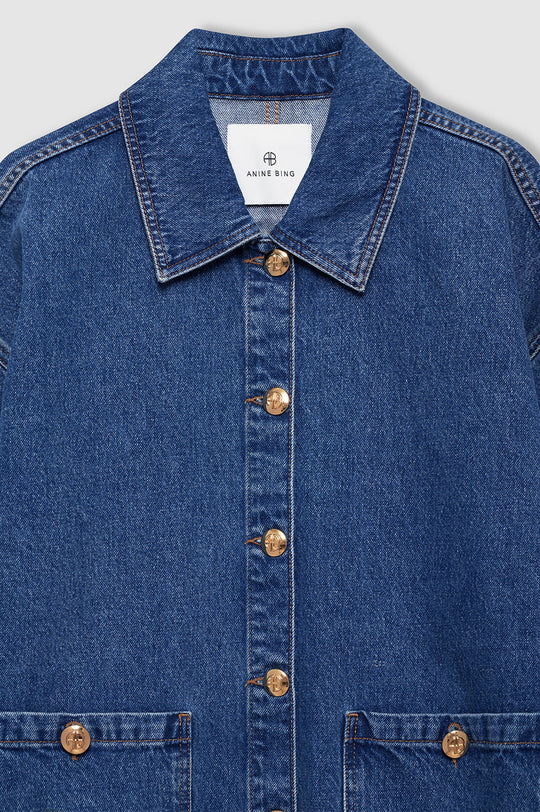 Anine Bing Luca Jacket – oversized denimjakke i blå vask og 100% regenerativ bomuld. Med utility-detaljer og gyldne knapper.