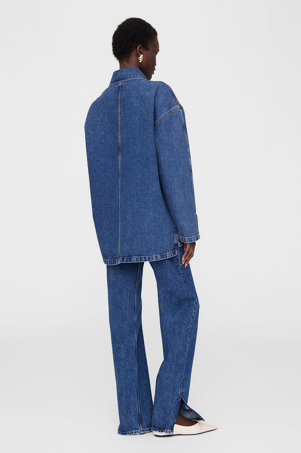Anine Bing Luca Jacket – oversized denimjakke i blå vask og 100% regenerativ bomuld. Med utility-detaljer og gyldne knapper.