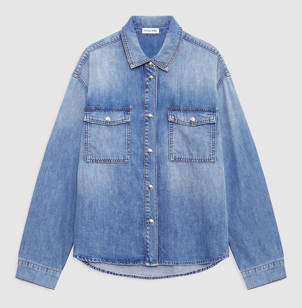 Anine Bing Paxton Shirt i tidal blue – cropped denimskjorte med brede skuldre, brystlommer og trykknapper.