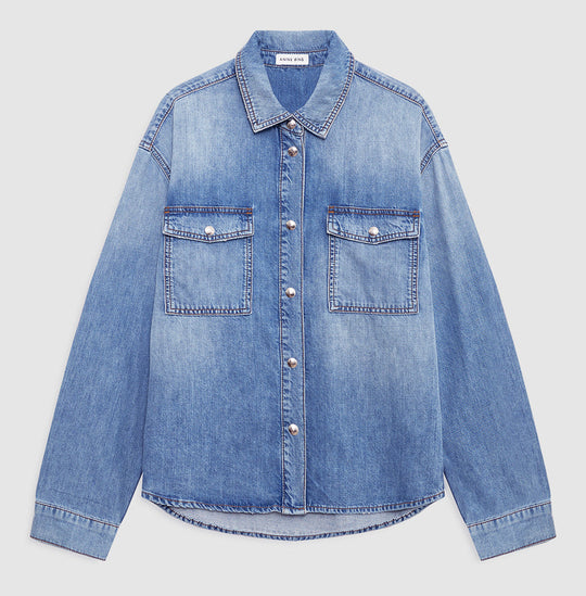 Anine Bing Paxton Shirt i tidal blue – cropped denimskjorte med brede skuldre, brystlommer og trykknapper.